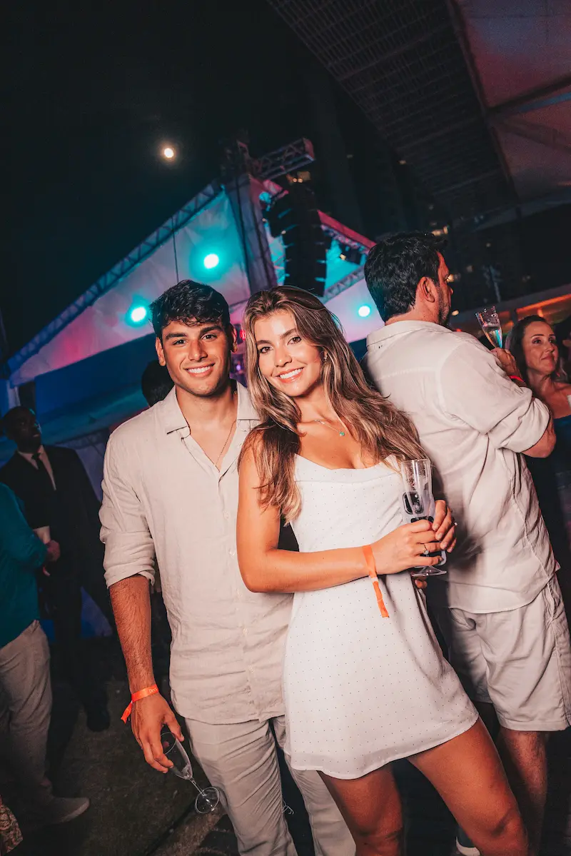 Casal e amigos com drinks na noite da virada