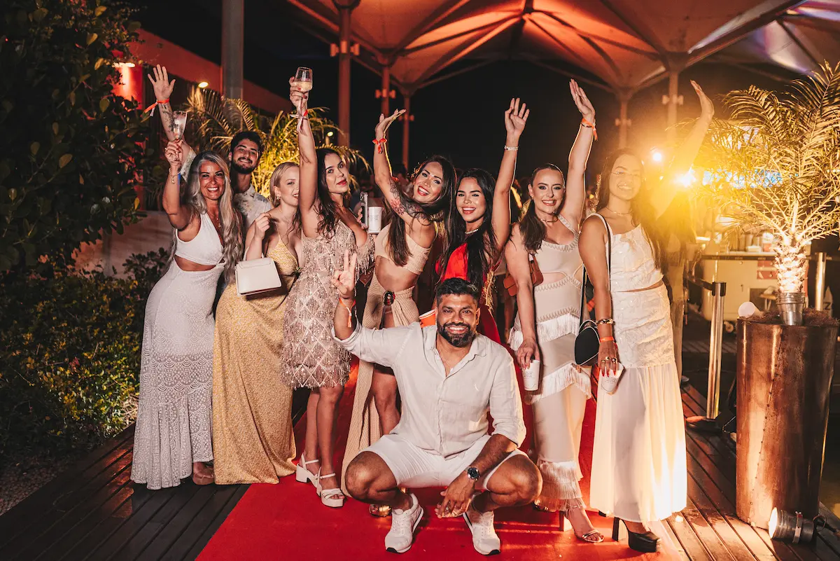 Grupo de amigos celebrando a chegada do novo ano