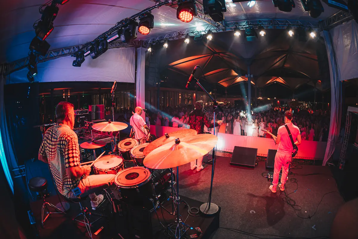 Público celebrando com música ao vivo no Réveillon do Golfe, na Barra da Tijuca
